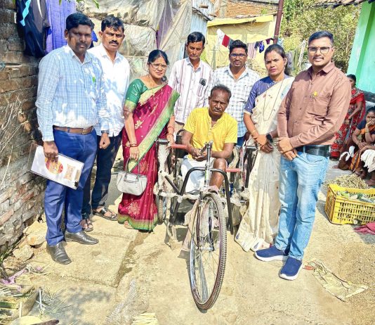 मुनगंटीवारांनी दिलेला शब्द पाळला; अपंग नागरिकाला अवघ्या दोन दिवसांत तीनचाकी सायकल उपलब्ध